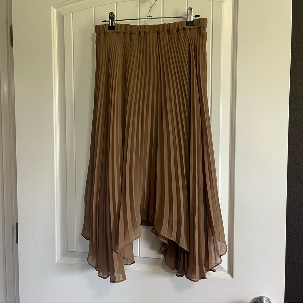 Club Monaco Pleated Skirt Size Medium Midi Length Handkerchief Hemline Camel